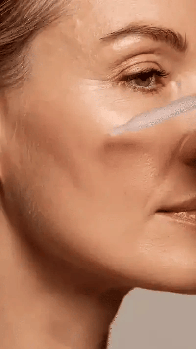 Ein Tropfen Kollagen-Serum wird sanft auf der Wange eingeklopft