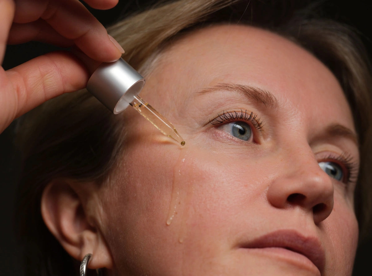 Frau über 50 mit dem Évorèle Kollagen-Serum