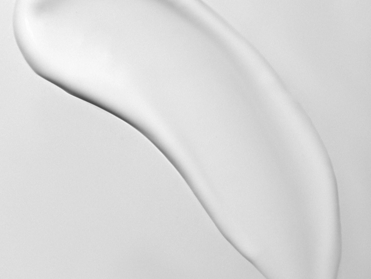 Abendroutine: Serum wird sanft auf Wangen und Hals verteilt